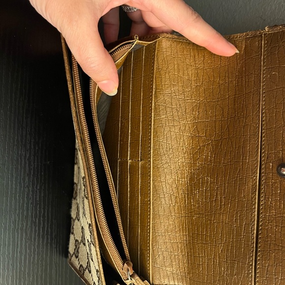 Gucci Monogram Beige and Brown Clutch with Bamboo Accent Collection - Picture 3 of 4